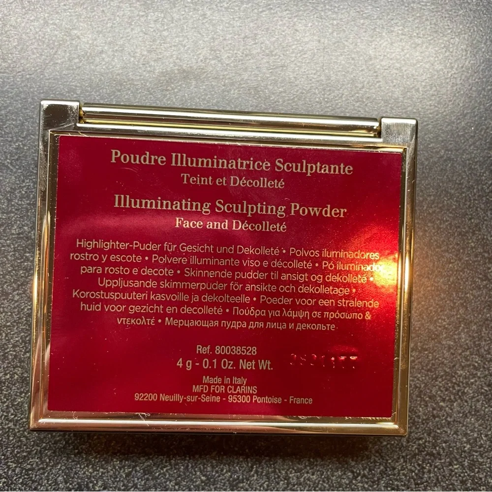 Clarins Illuminating Sculpting Powder Face and Décolleté - Picture 8 of 9